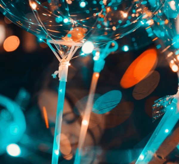 Zu sehen sind gelb-orangsche Kabel und Glaskugelni n denen kleine blau-orangsche Schimmer drinnen sind.