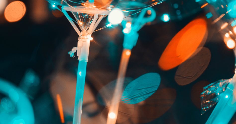 Zu sehen sind gelb-orangsche Kabel und Glaskugelni n denen kleine blau-orangsche Schimmer drinnen sind.