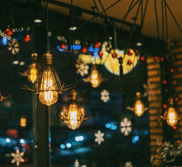 Zu sehen sind 6 Lampen um die Winterzeit die von der Decke hängen und ein Gitter in der Form eines kleinen Glases haben.