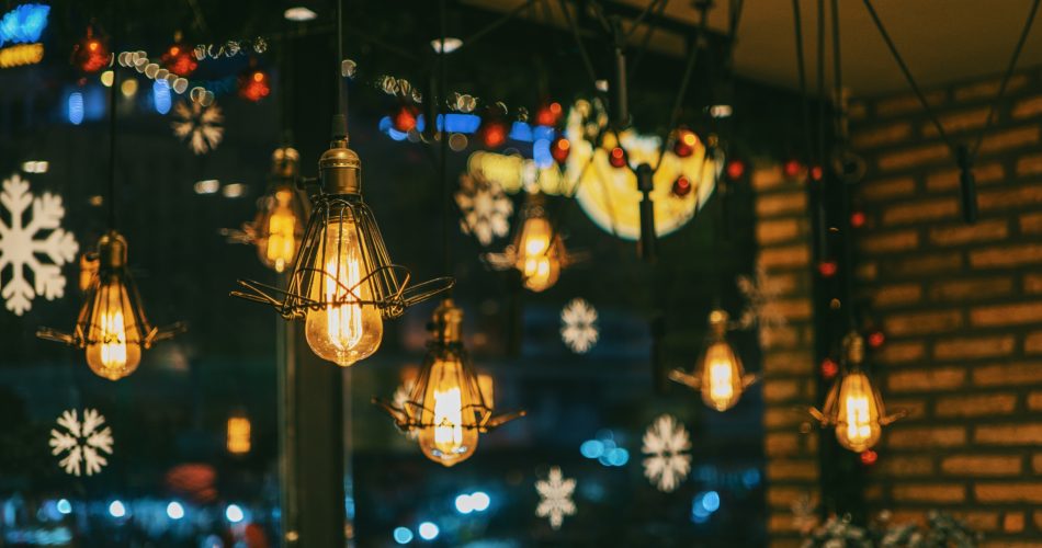 Zu sehen sind 6 Lampen um die Winterzeit die von der Decke hängen und ein Gitter in der Form eines kleinen Glases haben.